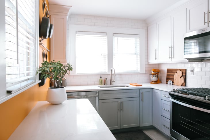 Kitchen without corner cabinets top